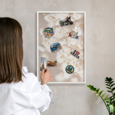 Magnetisch bord voor de muur met witte lijst Beige bloemen