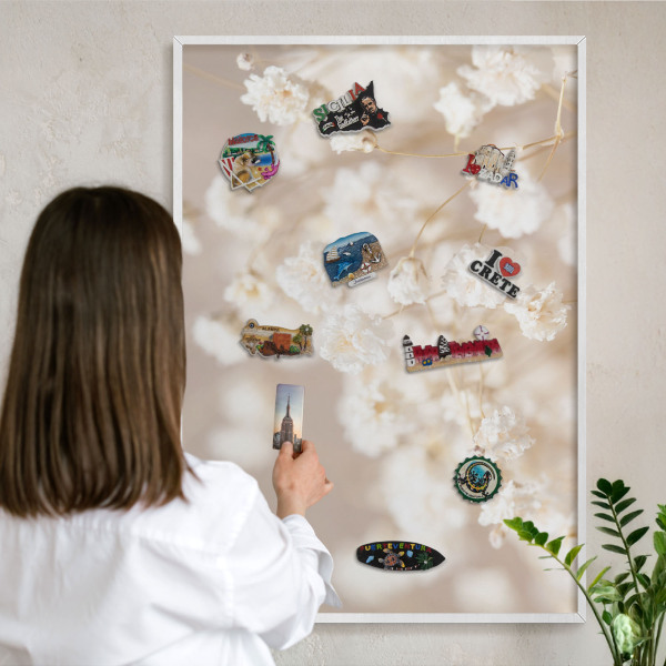 Magnetisch bord voor de muur met witte lijst Beige bloemen