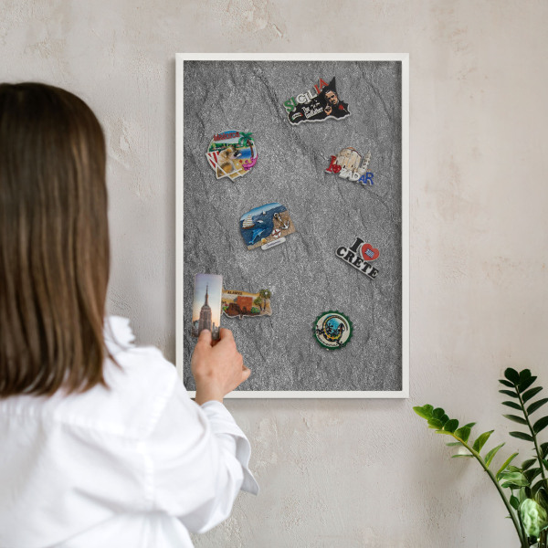 Magnetisch bord van metaal in een witte lijst Grijze steen