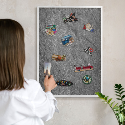 Magnetisch bord van metaal in een witte lijst Grijze steen