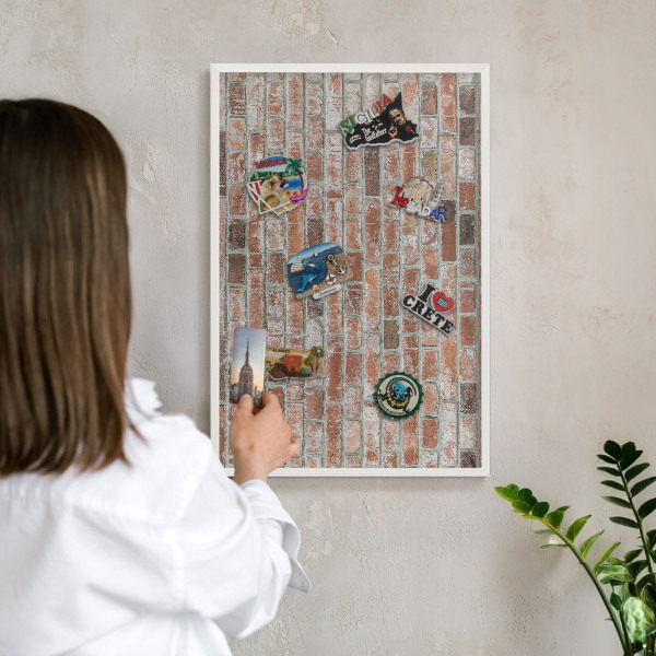 Magnetisch bord voor de muur met witte lijst Bakstenen muur