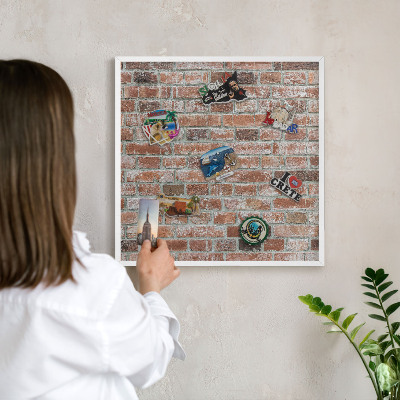 Magnetisch bord voor de muur met witte lijst Bakstenen muur