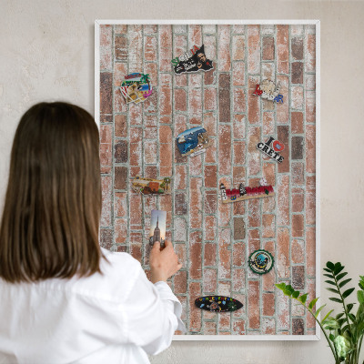 Magnetisch bord voor de muur met witte lijst Bakstenen muur