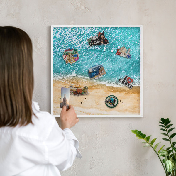 Magnetisch bord van metaal in een witte lijst Zee en strand