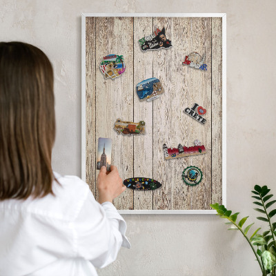Magnetisch bord van metaal in een witte lijst Houtstructuur