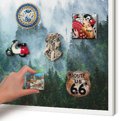Magnetisch bord van metaal in een witte lijst Mysterieus bos