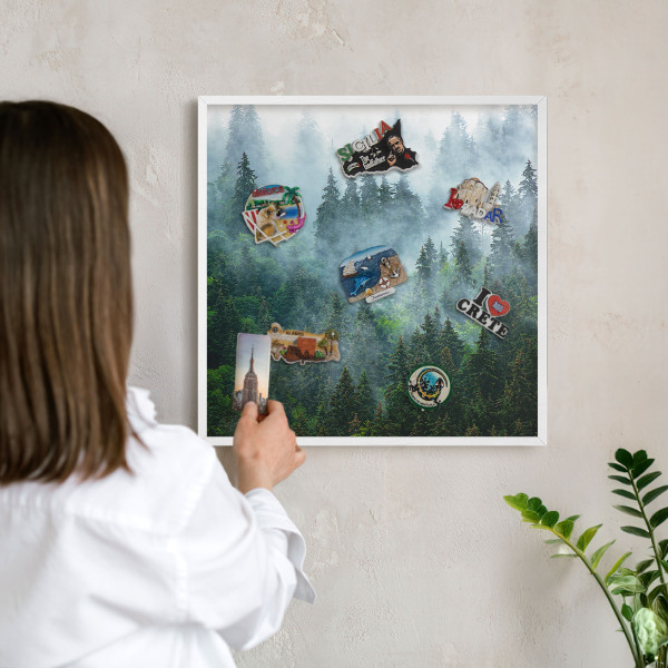 Magnetisch bord van metaal in een witte lijst Mysterieus bos
