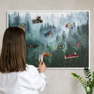 Magnetisch bord van metaal in een witte lijst Mysterieus bos
