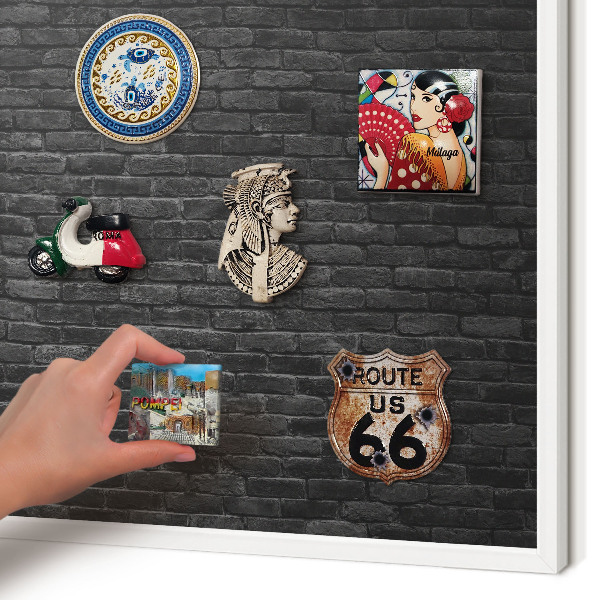Magnetisch bord van metaal in een witte lijst Bakstenen muur