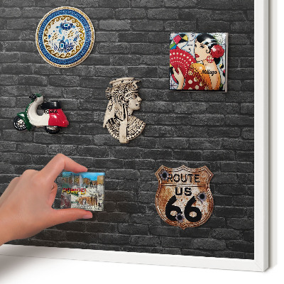 Magnetisch bord van metaal in een witte lijst Bakstenen muur