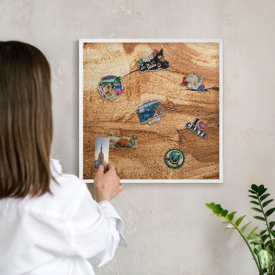 Magnetisch bord van metaal in een witte lijst Natuurlijk hout