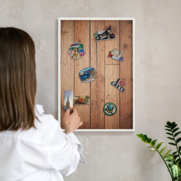 Magnetisch bord van metaal in een witte lijst Houten planken