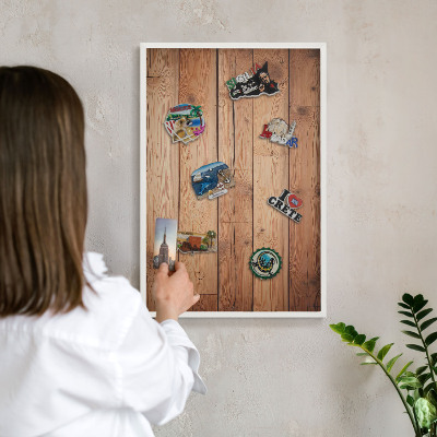 Magnetisch bord van metaal in een witte lijst Houten planken