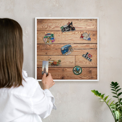 Magnetisch bord van metaal in een witte lijst Houten planken