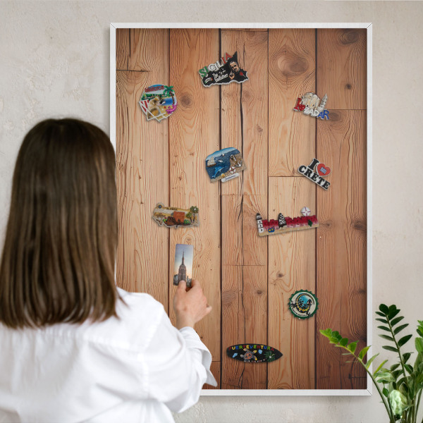 Magnetisch bord van metaal in een witte lijst Houten planken