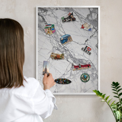 Magnetisch bord van metaal in een witte lijst Marmeren elegantie