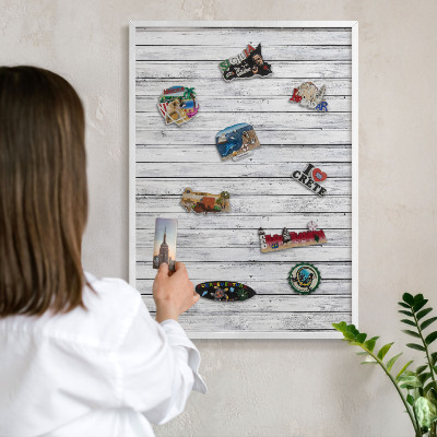 Magnetisch bord van metaal in een witte lijst Licht hout