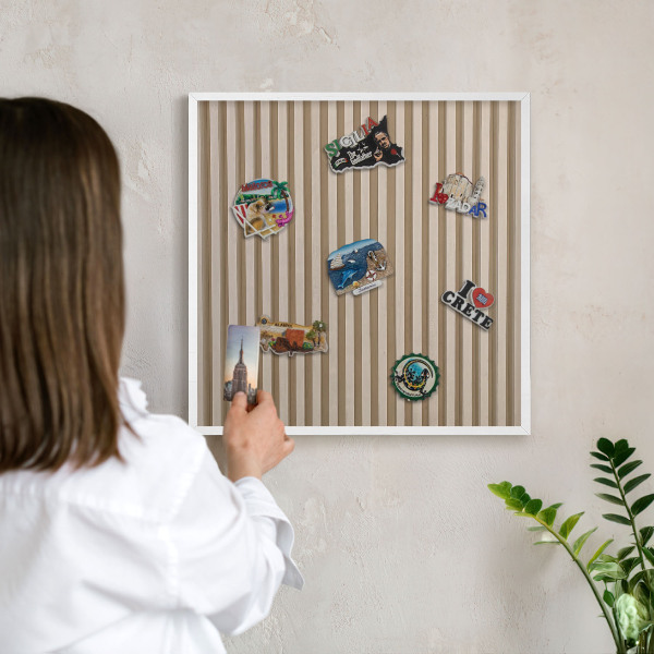 Magnetisch bord voor de muur met witte lijst Houten latten