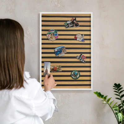 Magnetisch bord van metaal in een witte lijst Houten ritmes