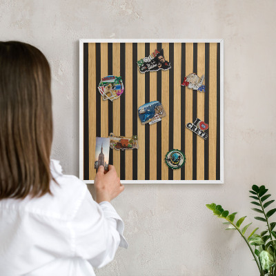 Magnetisch bord van metaal in een witte lijst Houten ritmes