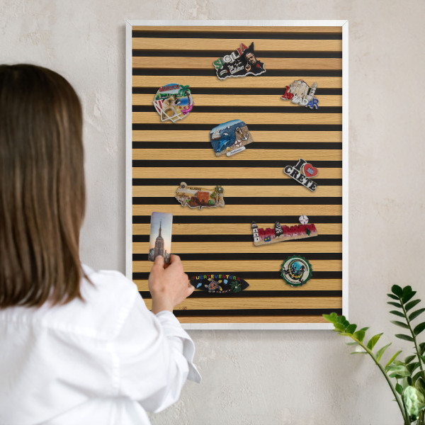 Magnetisch bord van metaal in een witte lijst Houten ritmes