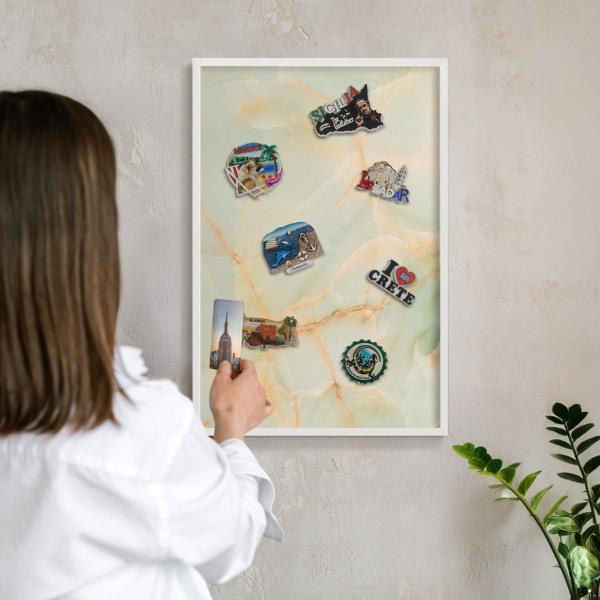 Magnetisch bord van metaal in een witte lijst Marmeren elegantie