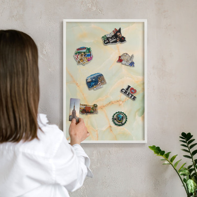 Magnetisch bord van metaal in een witte lijst Marmeren elegantie