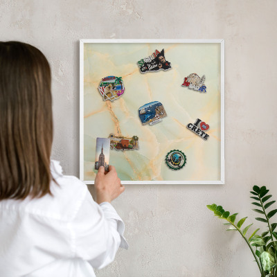 Magnetisch bord van metaal in een witte lijst Marmeren elegantie