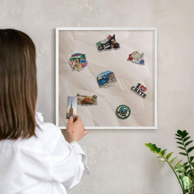 Magnetisch bord van metaal in een witte lijst Crèmekleurige veren