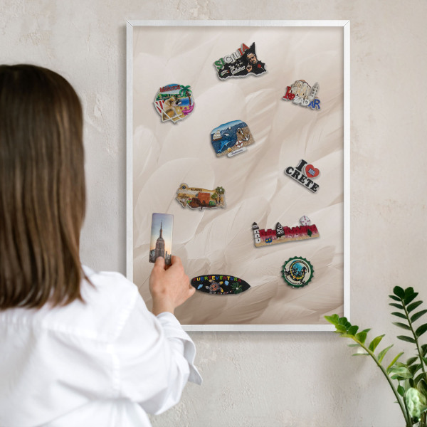 Magnetisch bord van metaal in een witte lijst Crèmekleurige veren