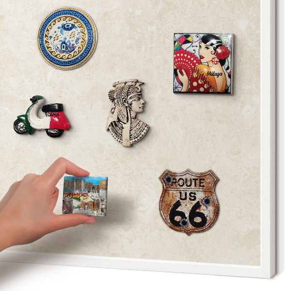 Magnetisch bord van metaal in een witte lijst Romige elegantie