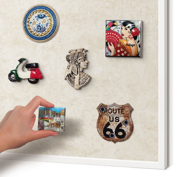 Magnetisch bord van metaal in een witte lijst Romige elegantie
