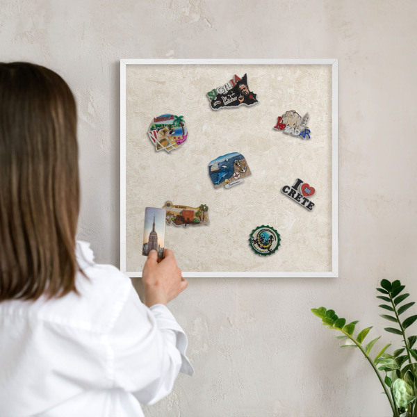 Magnetisch bord van metaal in een witte lijst Romige elegantie