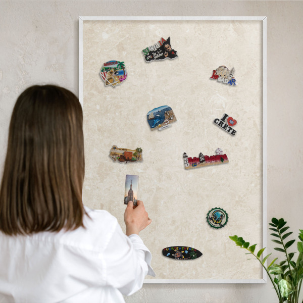 Magnetisch bord van metaal in een witte lijst Romige elegantie