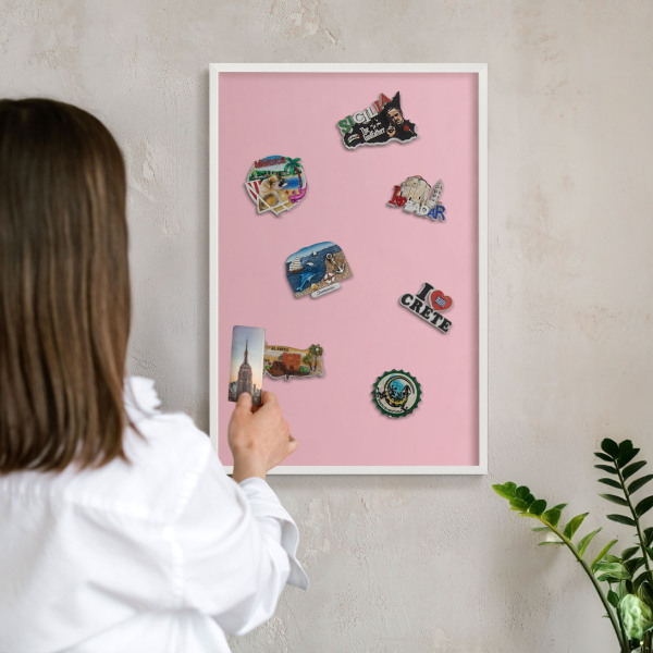 Magnetisch bord van metaal in een witte lijst Lichtroze