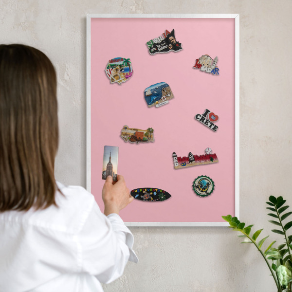 Magnetisch bord van metaal in een witte lijst Lichtroze
