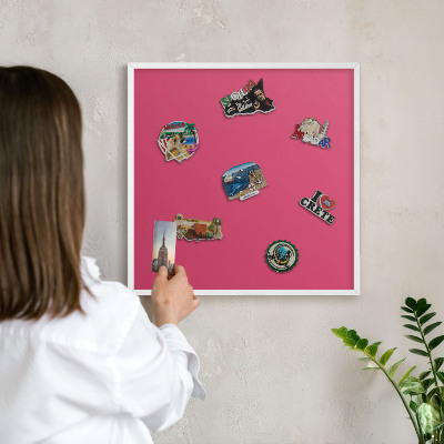 Magnetisch bord voor de muur met witte lijst Energie roze