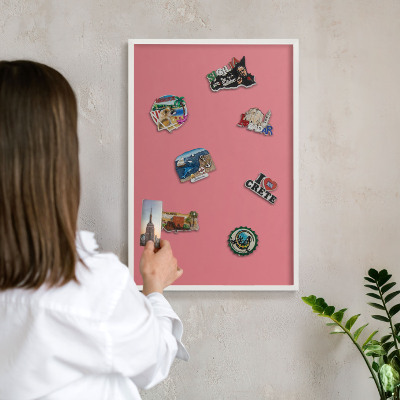 Magnetisch bord van metaal in een witte lijst Zalmkleur