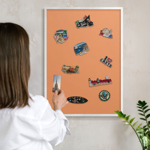 Magnetisch bord voor de muur met witte lijst Pastel oranje