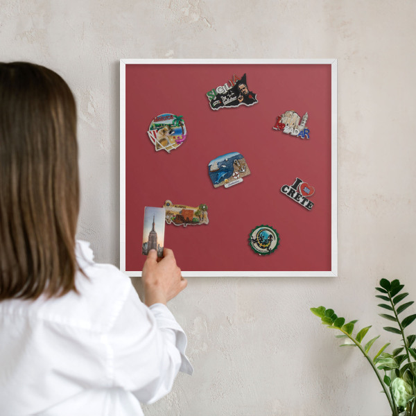 Magnetisch bord van metaal in een witte lijst Bordeauxrode kleur