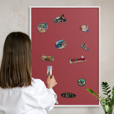 Magnetisch bord van metaal in een witte lijst Bordeauxrode kleur