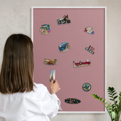 Magnetisch bord van metaal in een witte lijst Oudroze