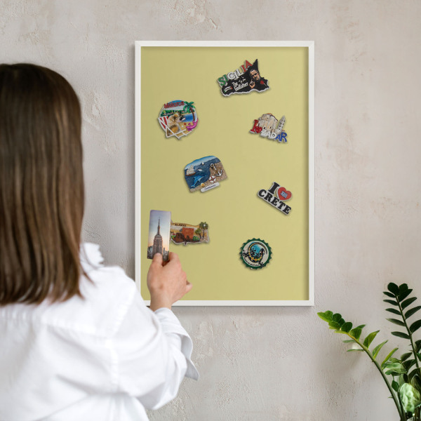 Magnetisch bord van metaal in een witte lijst Lichte mosterd