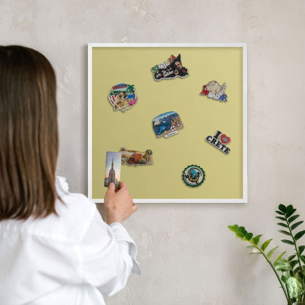 Magnetisch bord van metaal in een witte lijst Lichte mosterd