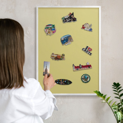 Magnetisch bord van metaal in een witte lijst Lichte mosterd