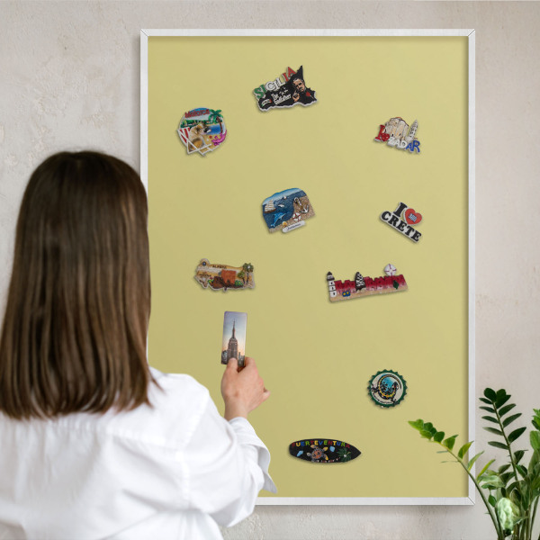 Magnetisch bord van metaal in een witte lijst Lichte mosterd