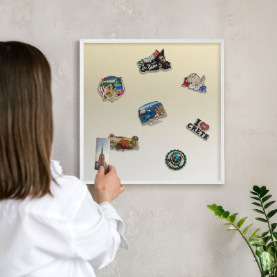 Magnetisch bord van metaal in een witte lijst Crèmekleurige overgang