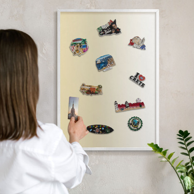Magnetisch bord van metaal in een witte lijst Crèmekleurige overgang