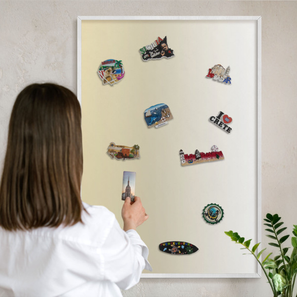 Magnetisch bord van metaal in een witte lijst Crèmekleurige overgang