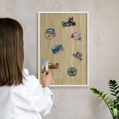 Magnetisch bord van metaal in een witte lijst Houtstructuur